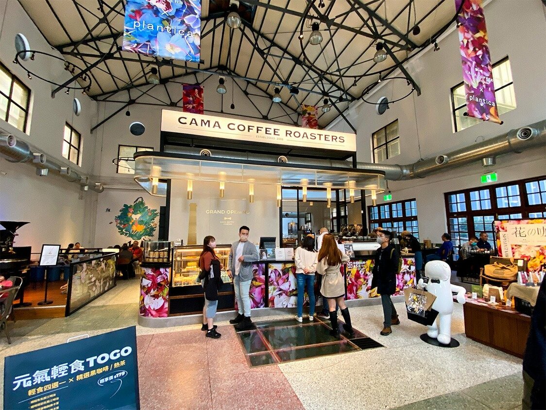 かつてのタバコ工場・松山園区のボイラー室をリノベしたコーヒーショップ