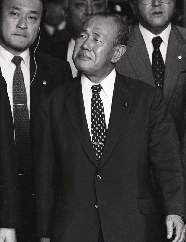 東京地裁で実刑4年の判決を受けた直後の田中角栄元首相＝1983年10月（時事）