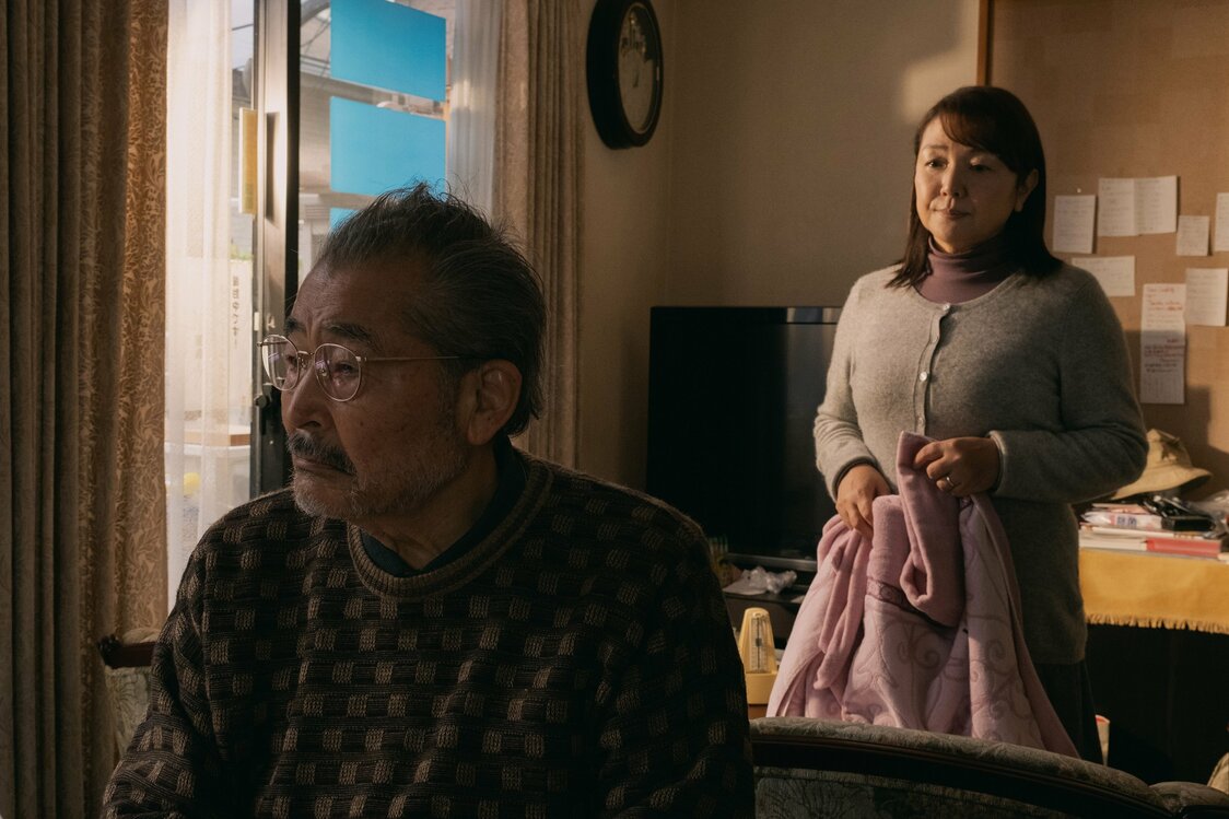 Hara Hideko interpreta a Naomi, la nueva esposa de Yōji. Es la primera vez que Fuji y Naomi actúan juntos en casi cuarenta años, desde que colaboraran en Shonben raidā (1983). © 2023 Creatps