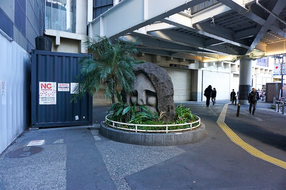 La estatua moyai de Shibuya, antaño un popular punto de encuentro, ahora está sola. (© Gianni Simone)