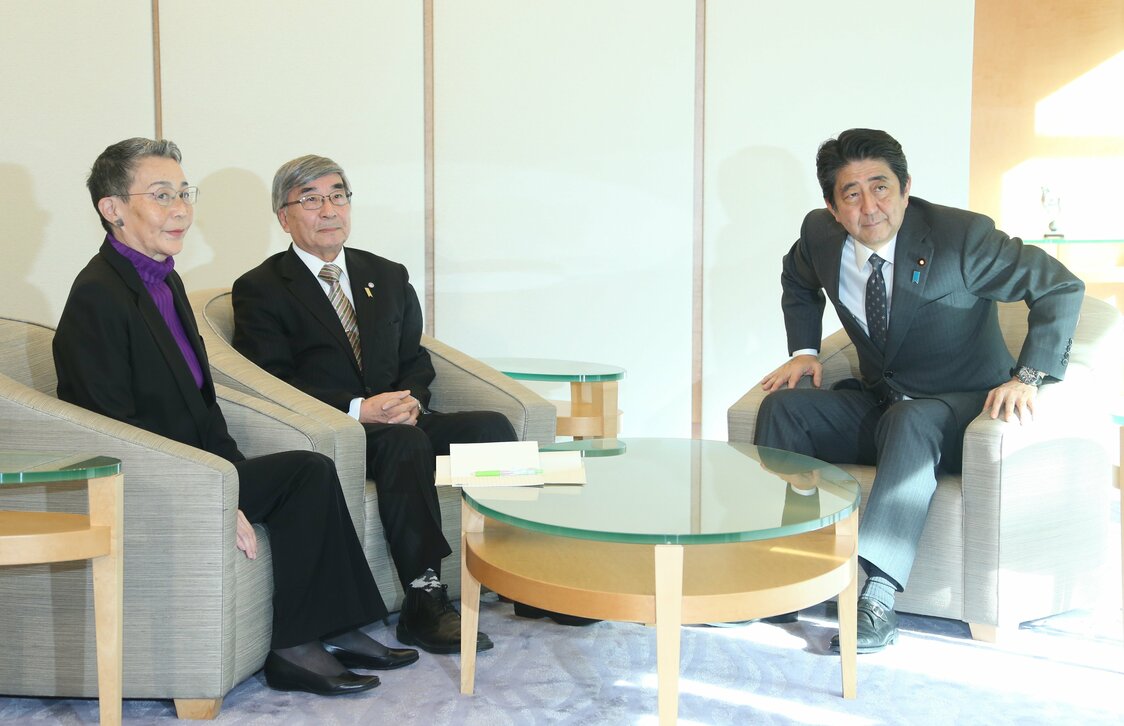 Waki Kimio (centro) y otra antigua residente de los Territorios del Norte charlando con Abe Shinzō en la Oficina del primer ministro, en Tokio, en diciembre de 2016. (Jiji Press)