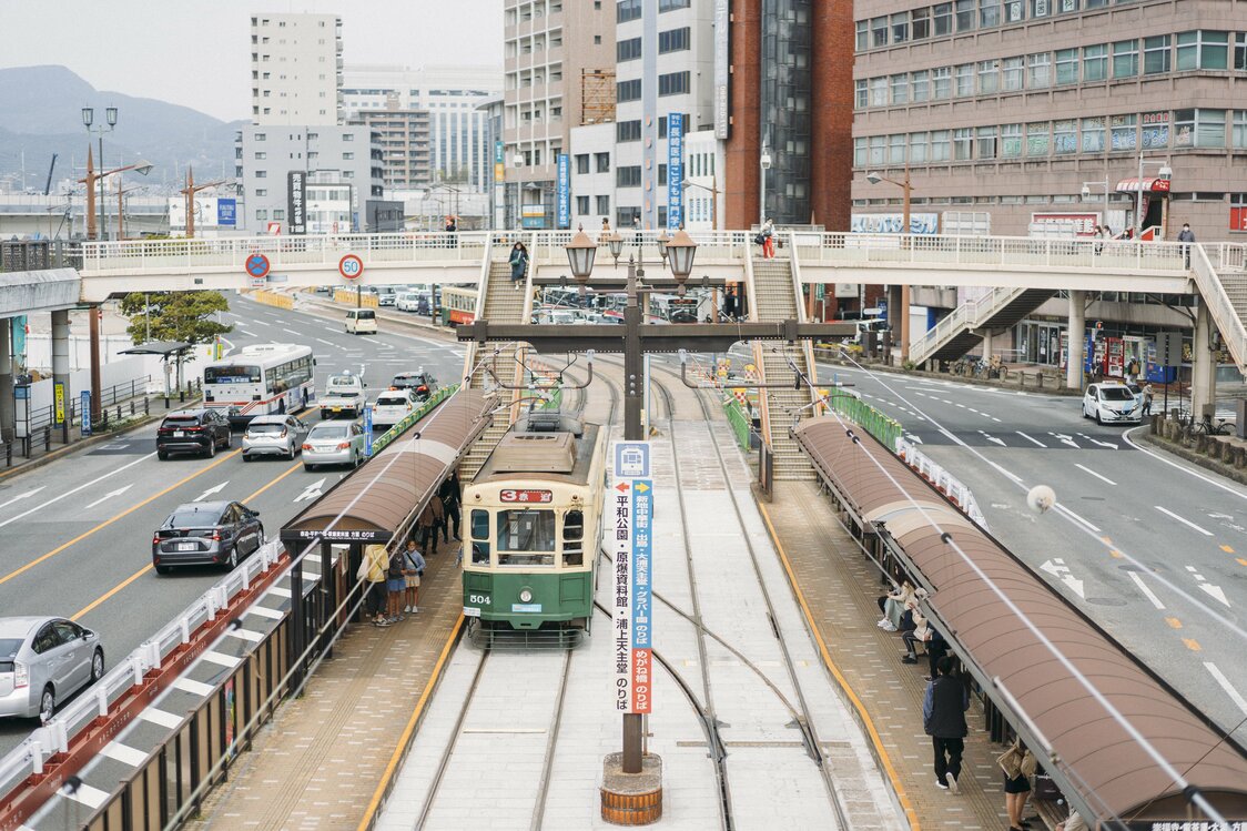 行驶在长崎市内的路面有轨电车 ©NAGASAKI CITY