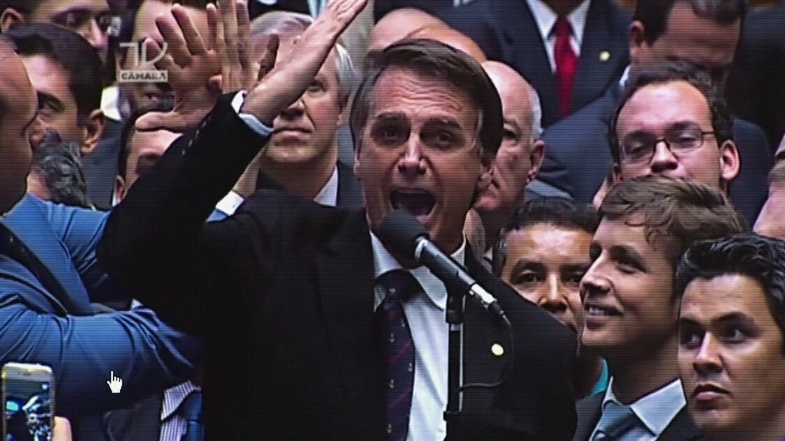 2016年、ジルマ・ルセフ大統領の弾劾決議に票を投じ演説する当時の下院議員ボルソナロ。この2年後、大統領選に出馬する