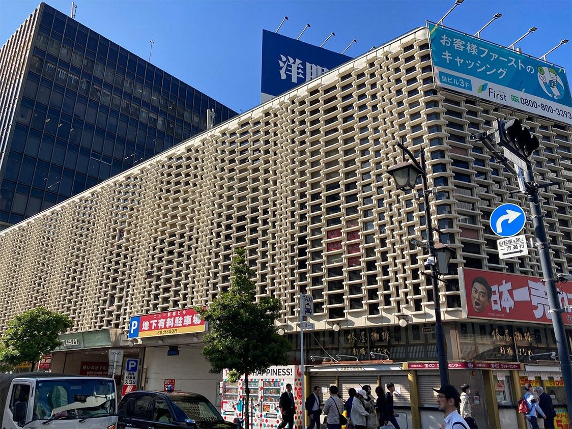 Visitar el New Shinbashi Building es viajar atrás en el tiempo, hasta la era Shōwa. (© Gianni Simone)