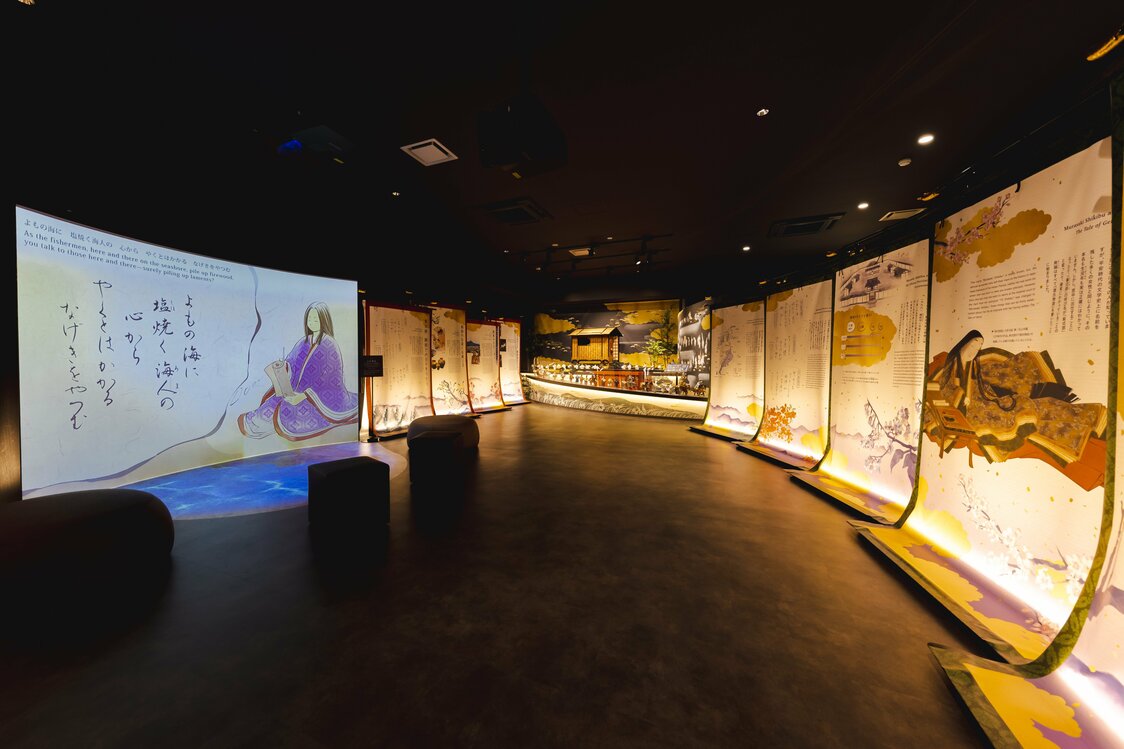 En el museo se presentan animaciones al estilo de rollos ilustrados de cómo Murasaki Shikibu escribió La historia de Genji inspirada por sus experiencias en Echizen. (Fotografía: Asociación de Turismo de la prefectura de Fukui)
