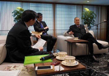 筆者（左）のインタビューを受ける彭明敏氏（右）。2015年11月30日、於台北（筆者提供）