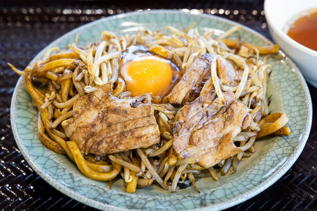 なみえ焼きそば(並、税込み650円)には、生卵をトッピングするのが人気