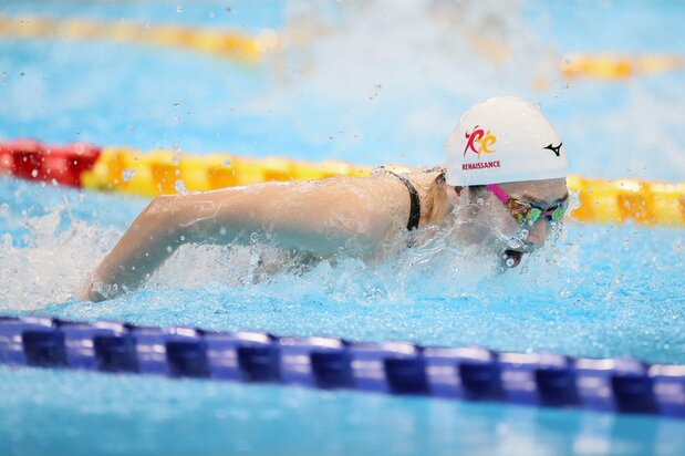 日本選手権で最初の種目となった女子100mバタフライ決勝で力泳する池江。2021年4月4日 時事
