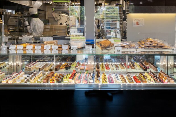 Un appétissant assortiment de tartes aux pommes en vitrine. Par laquelle vous laisserez-vous tenter ?
