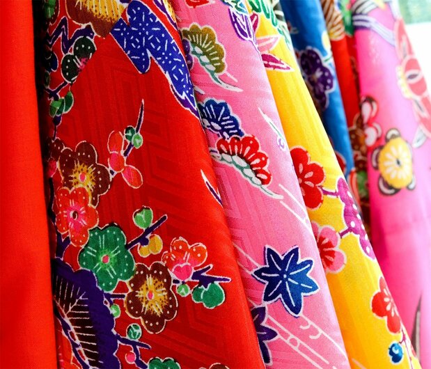 Traditional Okinawan dress dyed in the ornate bingata style. (© Pixta)