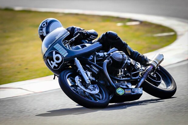 自ら製作したBMWでサーキットを走る中嶋さん。クラシックバイクのレースでは上位の常連だ 中嶋氏提供