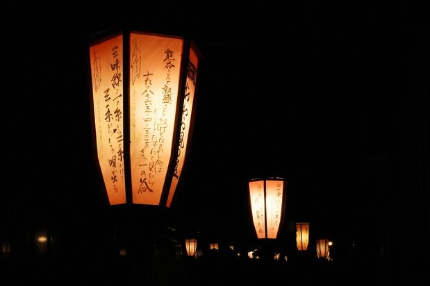 In the absence of streetlights, lanterns provide the only illumination. (© Haga Library)