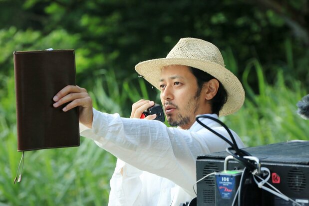 『ある船頭の話』撮影現場のオダギリジョー監督 ©2019「ある船頭の話」製作委員会