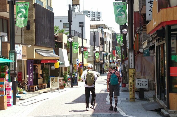 Kita-Shinagawa Hondōri, is a curving shopping street that once ran along the coast. (© Pixta)