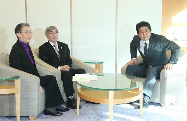 北方領土元島民の脇紀美夫さん（左から2人目）らと懇談する安倍晋三首相＝2016年12月、東京・首相官邸（時事）