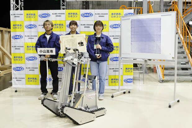 El equipo de La Escuela Tecnológica Superior de Oyama y su robot, ganador del gran premio.