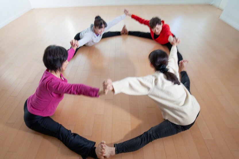 This form of connection brings smiles and a return to childish innocence. (© Ōnishi Naruaki)