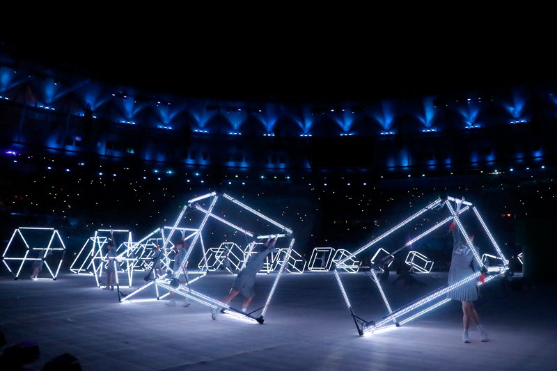 A scene from the flag handover ceremony promoting the 2020 Tokyo Olympics at the closing of the Rio de Janeiro games. (© Tokyo 2020/Takemi Shūgo）