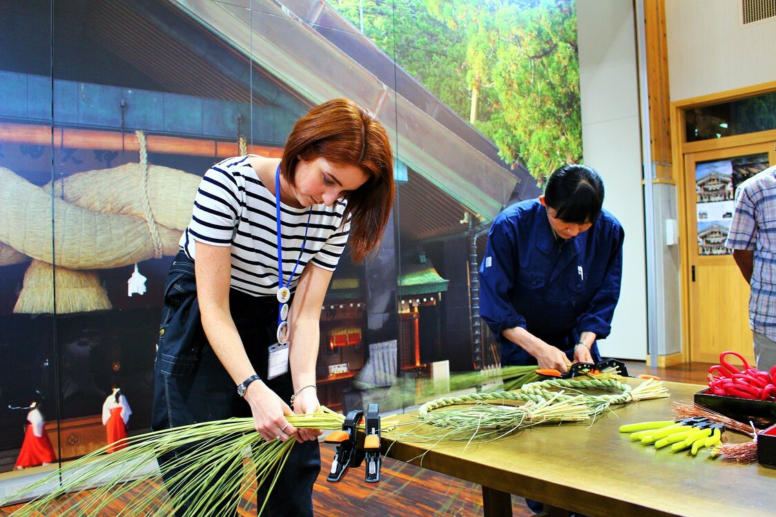 島根県飯南町の大しめなわ創作館でのしめ縄づくり体験　写真提供 : 公益財団法人 島根観光連盟
