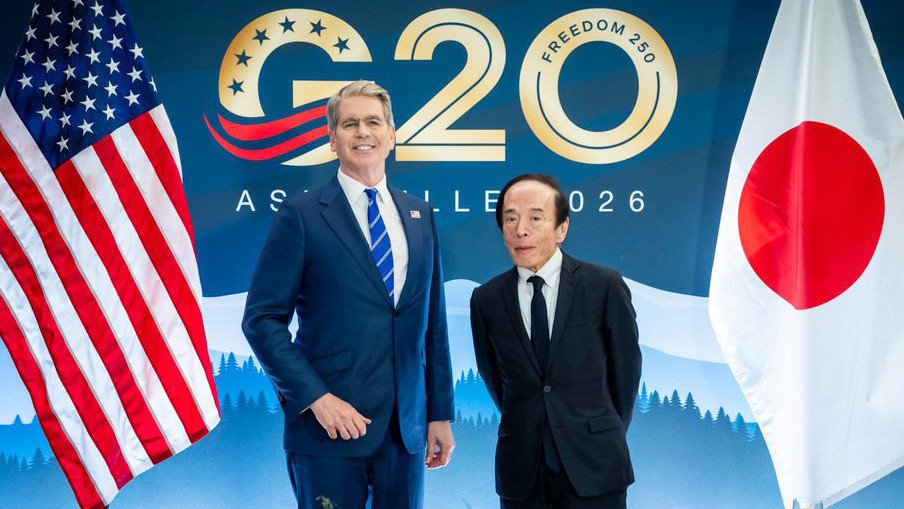 植田和男・日本銀行総裁（右）と会談するスコット・ベセント米財務長官＝2026年8月30日、米国ノースカロライナ州アッシュビル（ベセント氏のＸより、時事）