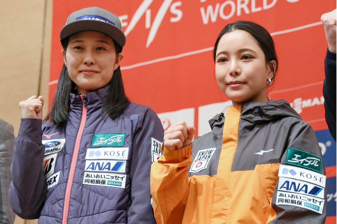 Maruyama Nozomi (à gauche) et Takanashi Sara lors de la conférence de presse la veille de la Coupe du monde de saut à ski nordique féminin à Zaô, le 19 janvier 2026, à Yamagata. (Jiji)