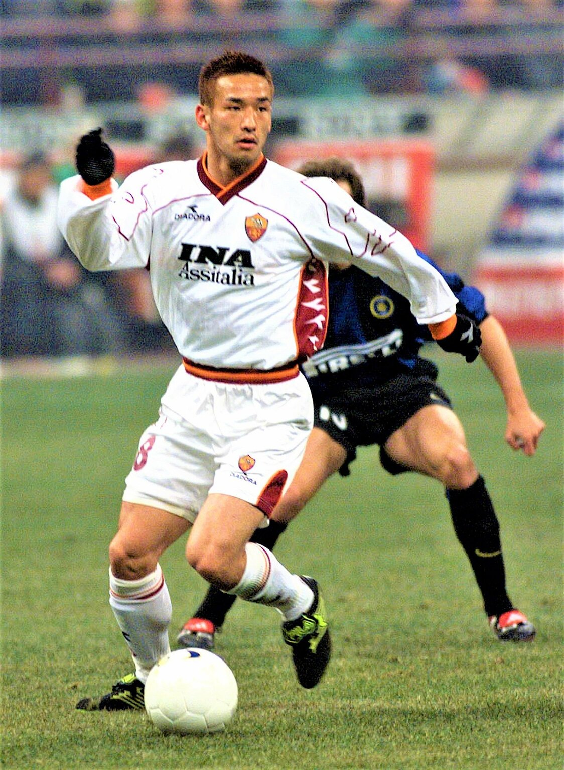 Nakata durante sus años en la Roma. Fue el primer japonés en militar en uno de los grandes clubes del fútbol europeo. Fotografía tomada en Milán el 30 de enero de 2000. (AFP / Jiji Press)