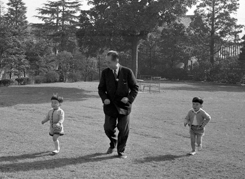 1956年，童年时代的安倍晋三（左）、其兄宽信（右）与祖父岸信介（中）在一起（图片提供：每日新闻社/Aflo）