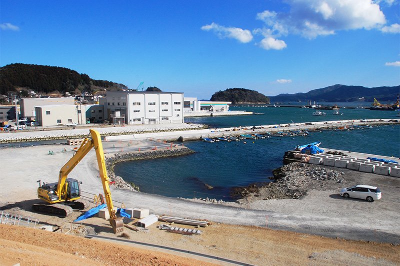 Mer calme dans le quartier Shizugawa de la ville. Les nombreux nouveaux bâtiments qu’on peut voir sont dus aux progrès obtenus dans la construction des installations portuaires.