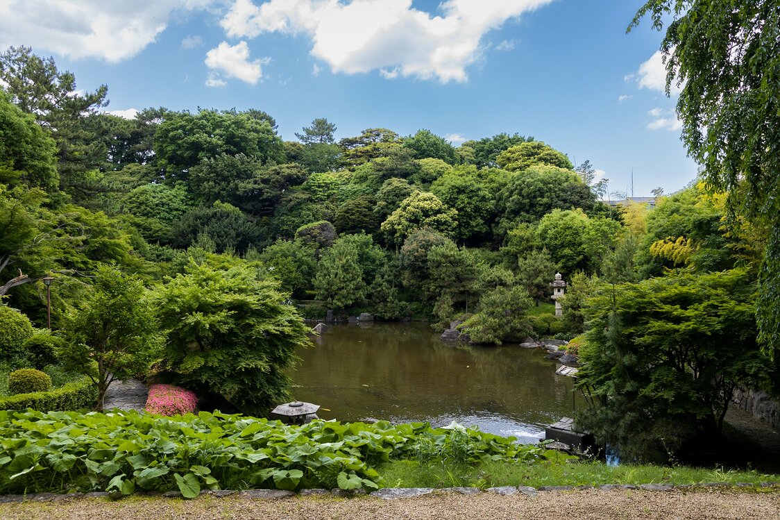 一般公開期間以外は入園できない松濤園。対岸に見える林の中のあずまやで、西郷と勝が会見したという