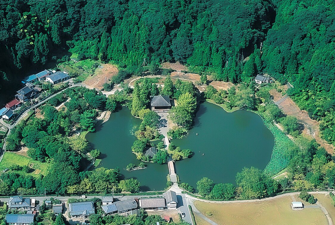 1970年代に復元された浄土庭園は国の史跡となっている（願成寺提供）