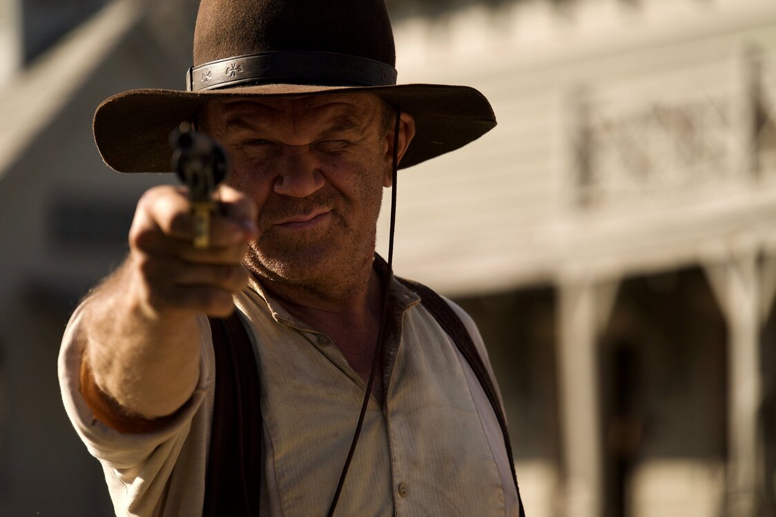 イーライ・シスターズ役のジョン・C・ライリーは、この映画の共同プロデューサー　©2018 Annapurna Productions, LLC. and Why Not Productions. All Rights Reserved.