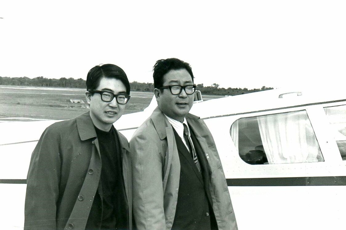 Komatsu Sakyō (derecha) y Hamai Takeshi viajaron por Australia usando una avioneta chárter para llegar a remotos lugares. (Cortesía de Hamai Takeshi)