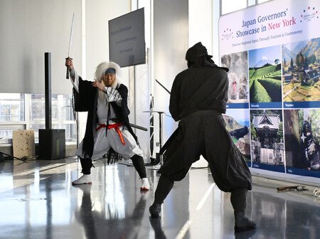 全国知事会の観光セミナーで行われた伊賀流忍者ショー＝２２日、米ニューヨーク