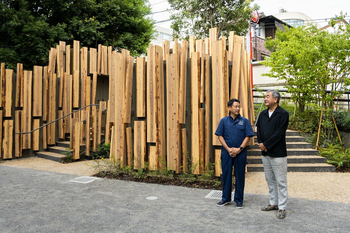 杉材を採用した隈研吾氏（右）の「鍋島松濤公園トイレ（森のコミチ）」も、維持管理が難しい。左は日本財団の笹川理事