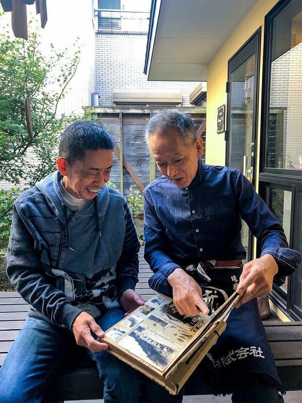 佐野庄太郎的孫子林田益興(左)與弟弟剛衛。剛衛預計未來將家族的故事集結成冊。
