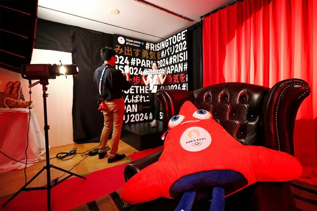 パリ五輪期間中、「チームジャパンハウス」内に設けられたSNSの撮影スタジオ=時事