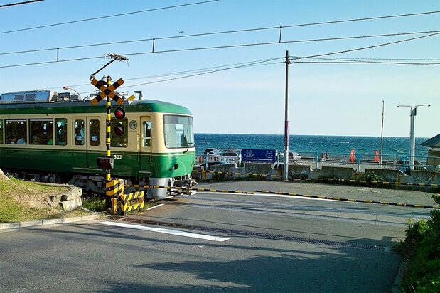 El famoso paso a nivel junto a la estación de Kamakura Kōkōmae. (© Gianni Simone)