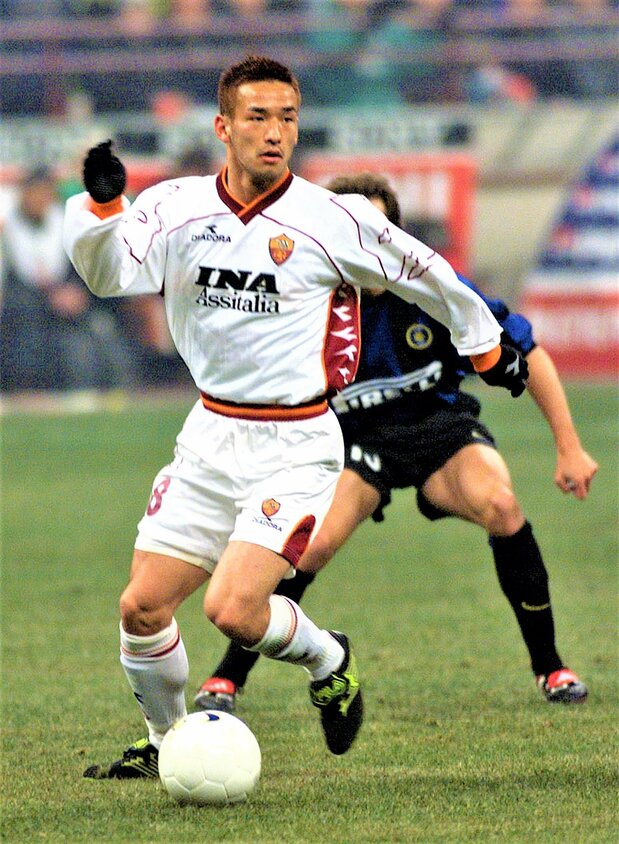 Nakata durante sus años en la Roma. Fue el primer japonés en militar en uno de los grandes clubes del fútbol europeo. Fotografía tomada en Milán el 30 de enero de 2000. (AFP / Jiji Press)