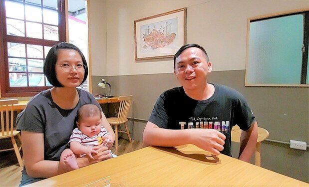 「鹿港囝仔」の張敬業さんと施佳君さん、娘のフェイフェイちゃん