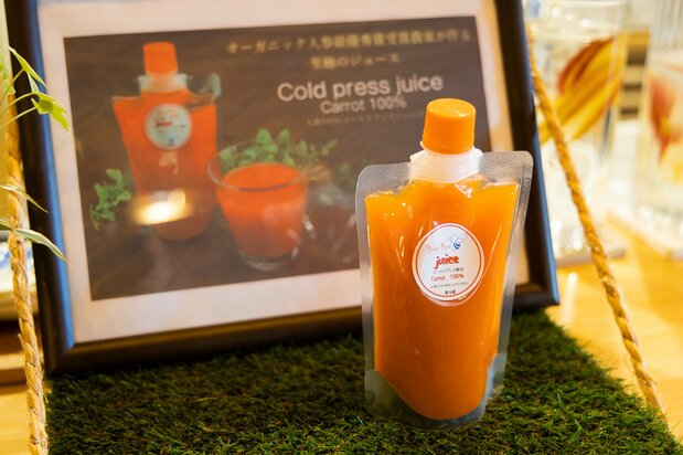 「もっと甘くできるが、ニンジンらしさにこだわっている」というコールドプレスジュースは、通販でも購入可能