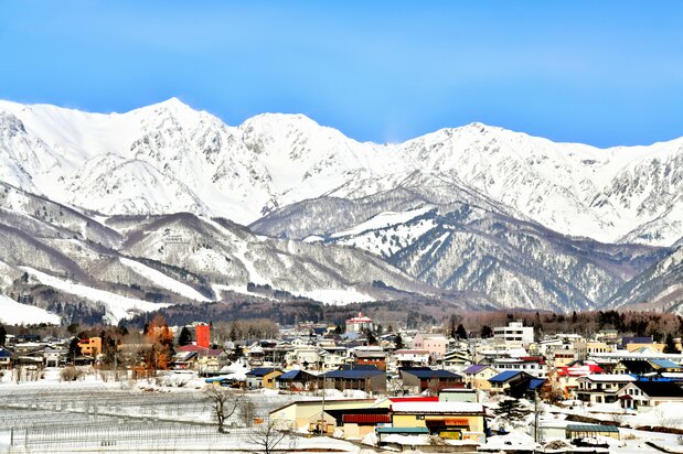 成為外國觀光客其中一個目的地的長野縣白馬村景致。遠處可見白馬三山,2025年3月(PIXTA)