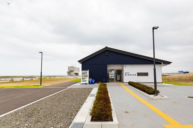 仙台湾を一望できる場所に建つ名取市震災復興伝承館