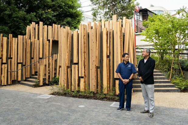 隈研吾(右)的“锅岛松涛公园厕所(森林小路)”使用大量杉树材,维护门槛很高。左侧是日本财团的笹川理事