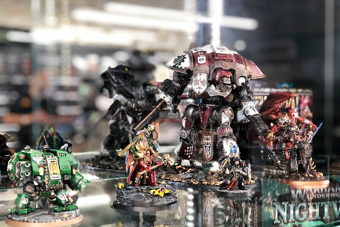 ゲームズワークショップのフィギュアはペイントして一人で楽しむことも、卓上型ロールプレイングゲームの駒としても使うこともできる（撮影＝ニッポンドットコム編集部）