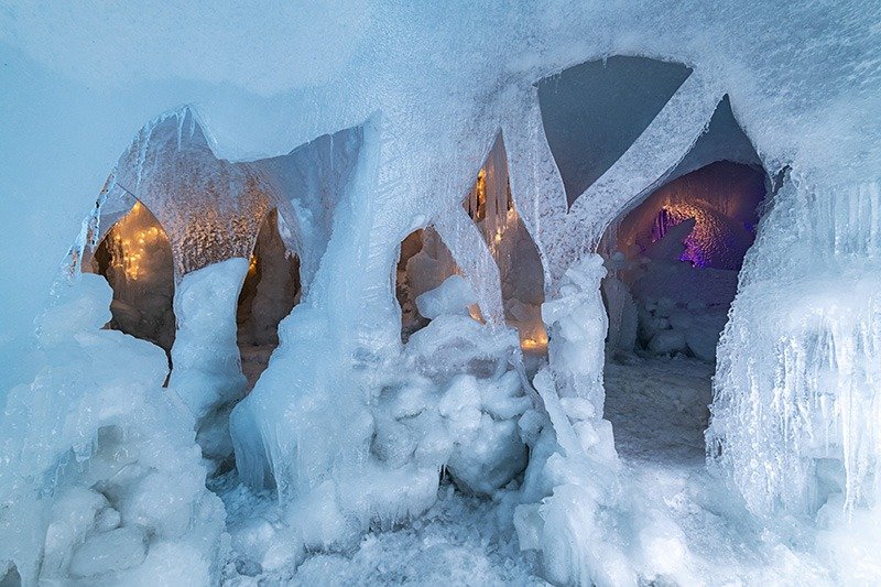 La instalación se deja fundir naturalmente cuando termina el festival, en lugar de ser demolida. (© 2019 Takenaka Hirohiko)