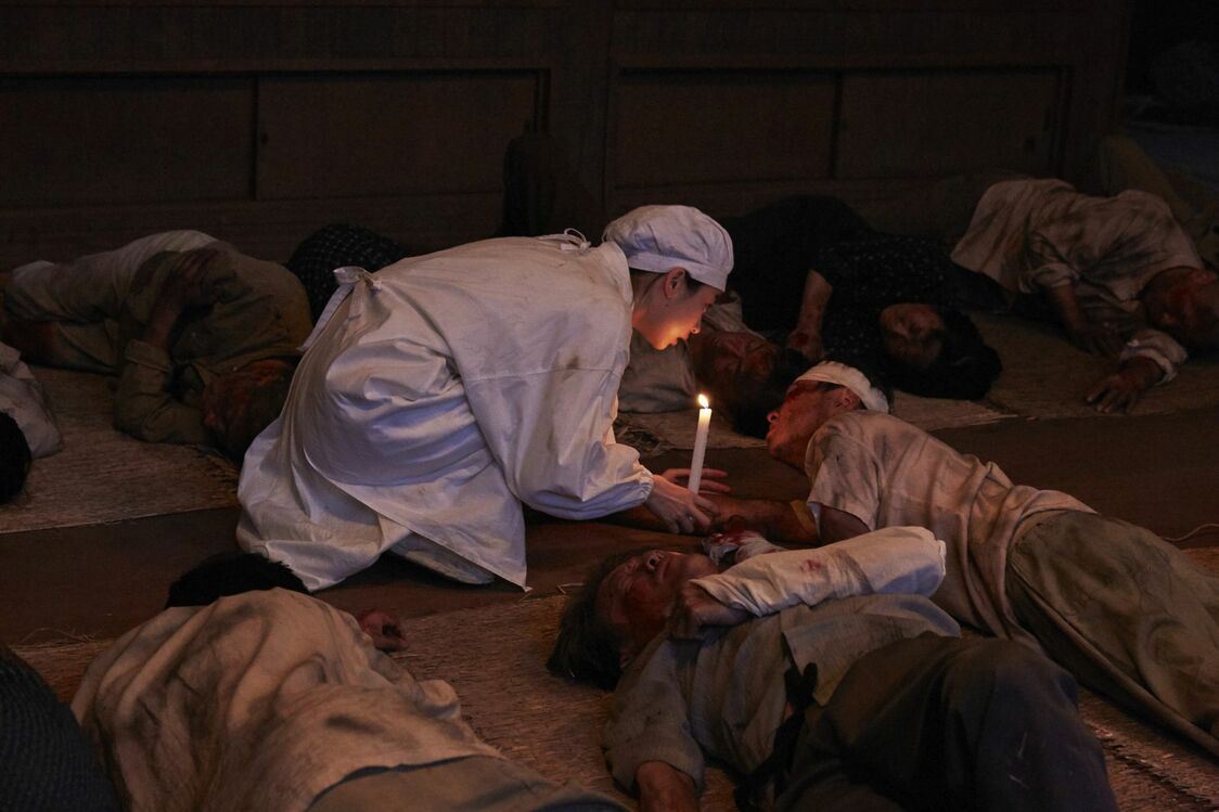 瀕死（ひんし）の被爆者から水がほしいと懇願されるが……　©2025「長崎―閃光の影で―」製作委員会