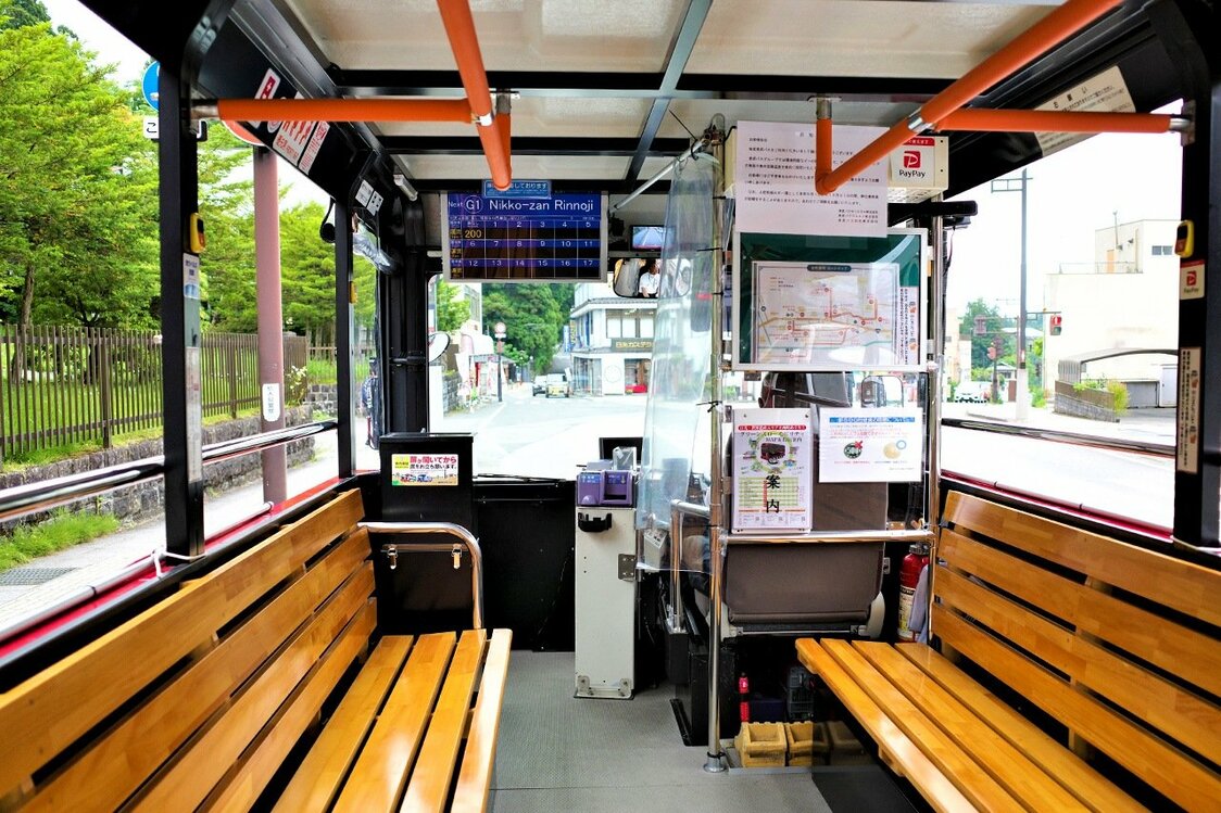 車内の様子。乗車定員は21人（うち着席14人）。窓はなく雨天時は透明のビニールシートで覆う　写真＝天野久樹