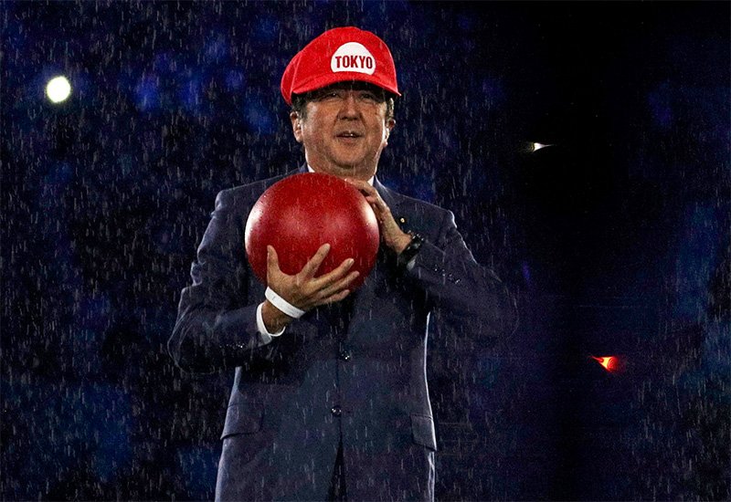 El primer ministro Abe saltó a los titulares internacionales con su aparición por sorpresa disfrazado como el popular personaje del mundo de los videojuegos Mario en la ceremonia de clausura de los Juegos Olímpicos de Verano de Río de Janeiro. (© Reuters/Aflo)
