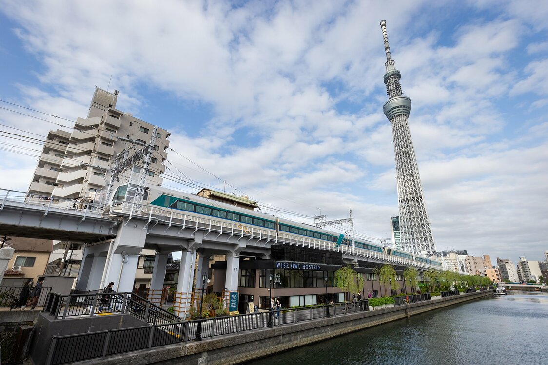 Tokyo Mizumachi, un centro comercial que se encuentra a las orillas del río Kitajukken, debajo de las vías del tren. Cuenta con un hostal comunitario, cafeterías, tiendas de dulces tradicionales japoneses, entre otros establecimientos con un estilo único.