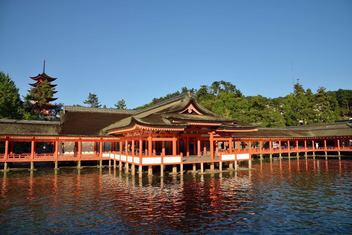 厳島神社社殿。仁安3（1168）年に清盛が造営した社殿は承元元（1207）年に火災で焼失。その後も何度が火災に見舞われたが、そのたびに再建され現在に至っている。PIXTA